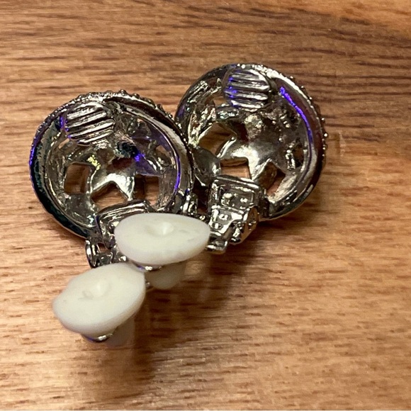 Vintage Art Deco .5" Round SilverTone Rhinestone Faux Pearl Clip On Earrings - Picture 6 of 6